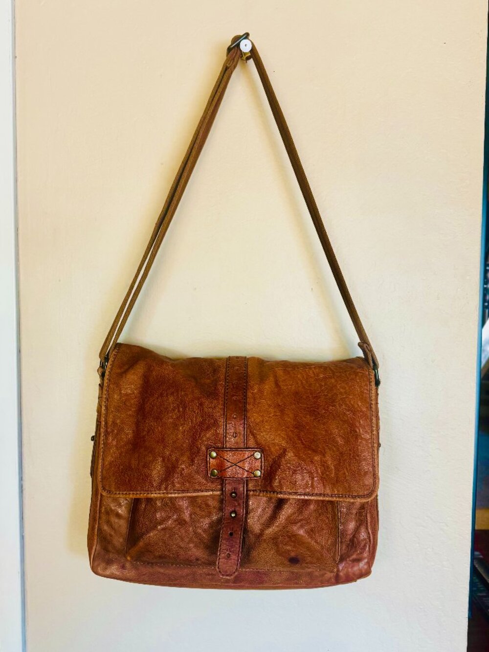 Vtg Fossil Distressed Leather Messenger Hobo Crossbody Adjustable Strap Bag